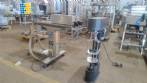 M�quina llenadora con 2 boquillas para l�quidos y enroscador de tap�n pilfer