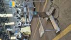 M�quina semiautom�tica de llenado de l�quidos de acero inoxidable con 1 boquilla.