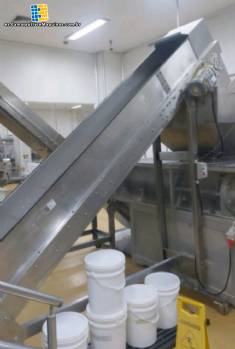 Cinta transportadora inclinada Divamaq con tacos de acero inoxidable