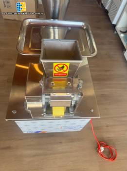 M�quina autom�tica de formado y llenado para pasteles salados, dumplings y empanadas - Dingchang Machine TDM 80