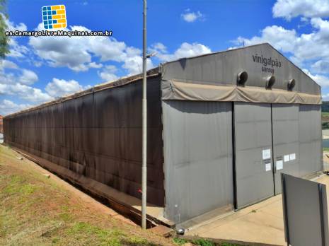 Almac�n de lona Sansuy con estructura met�lica de acero al carbono.