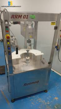 M�quina taponadora de rosca Rotmaq con elevador de posicionamiento de tapones