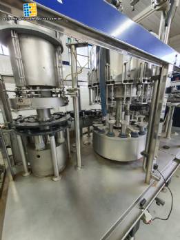 Máquina embotelladora automática Zegla de tres bloques con taponadora y enjuagadora para botellas de vino con corcho. Máquina embotelladora automática Zegla de tres bloques con taponadora y enjuagadora para botellas de vino con corcho.